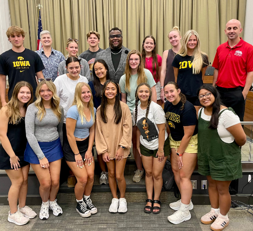 Freshmen students posing with Iowa City mayor Bruce Teague